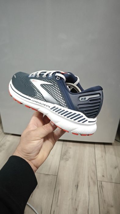 Brooks. Nr 44.5.