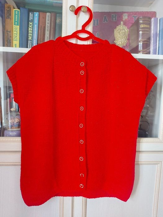 Жилет, безрукавка,  кофта связано спицами