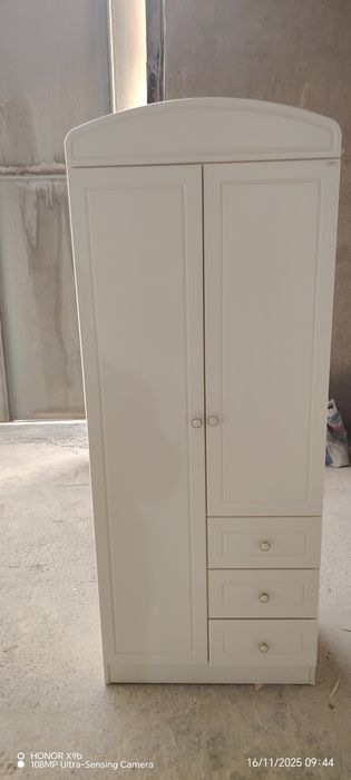 Sotiladi: Yangi bo‘yalgan sifatli shkaf – qaymoq yoki oq-seriy ranglar