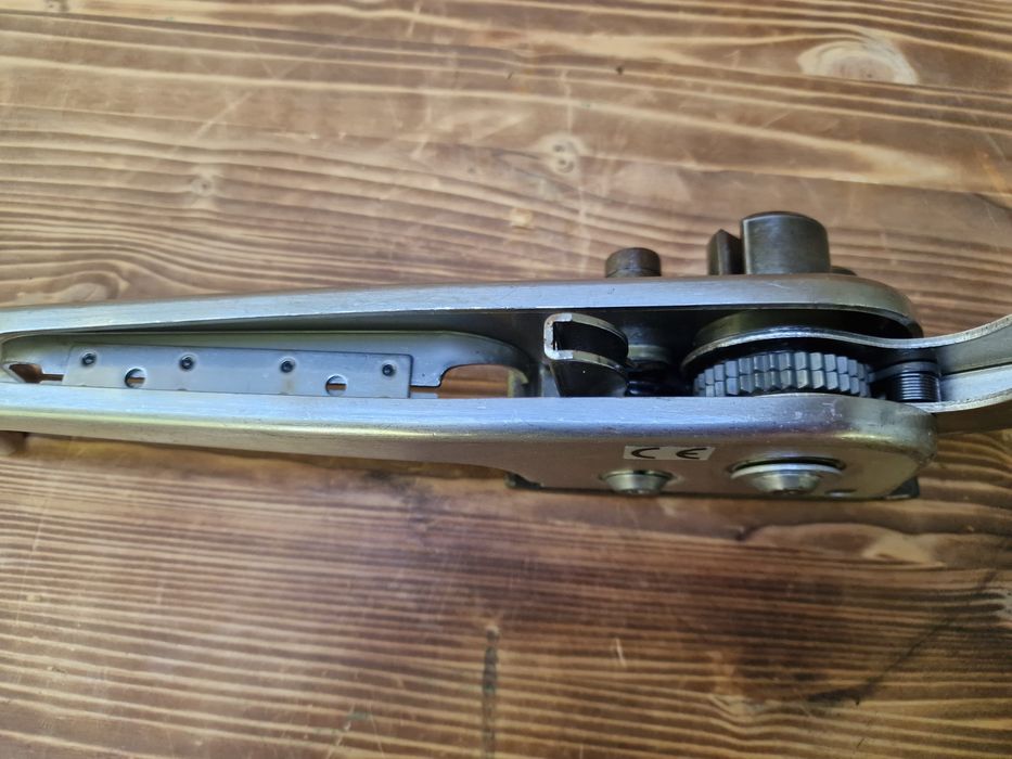 Cleste legat banda STRAPEX, aparat ambalat balot, palet