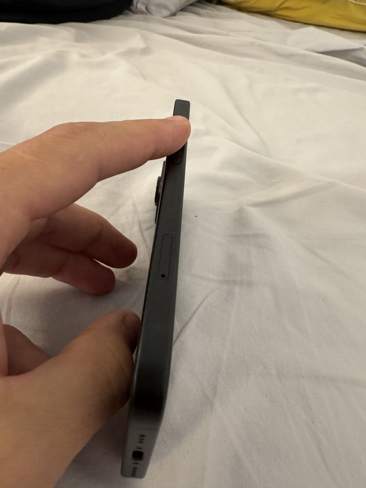 iPhone 15, 128 GB, culoare Midnight, stare excelenta