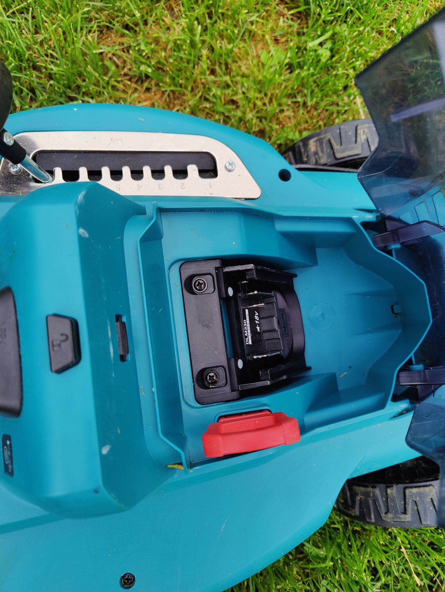 Masina de tuns iarba cu acumulator Makita DLM330