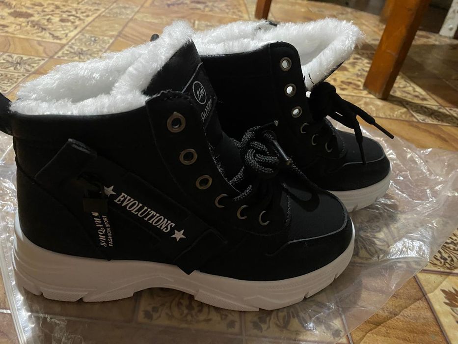 Продам сапоги 36 размера , обсалютно новые (2пары )10.000 за пару