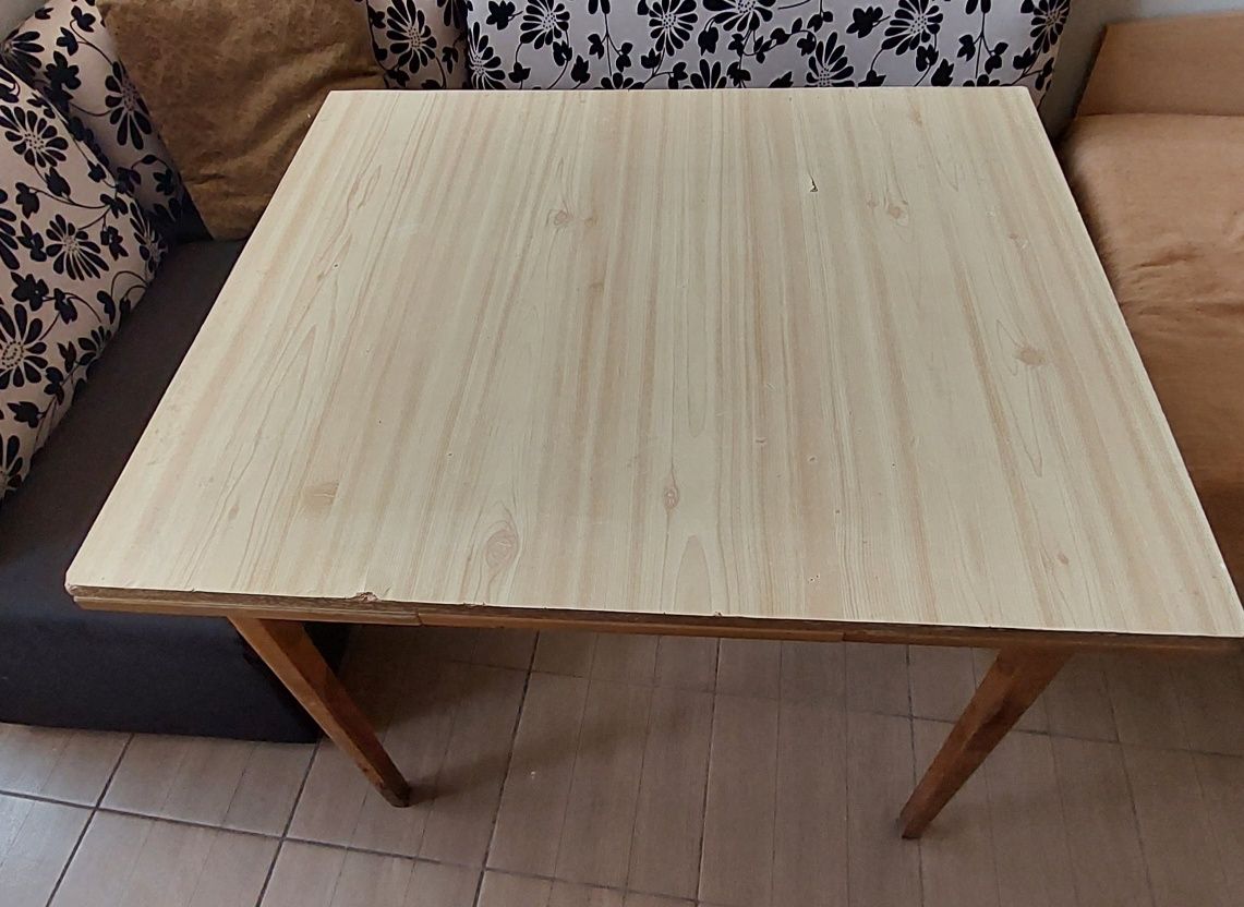 Кухненска дървена маса