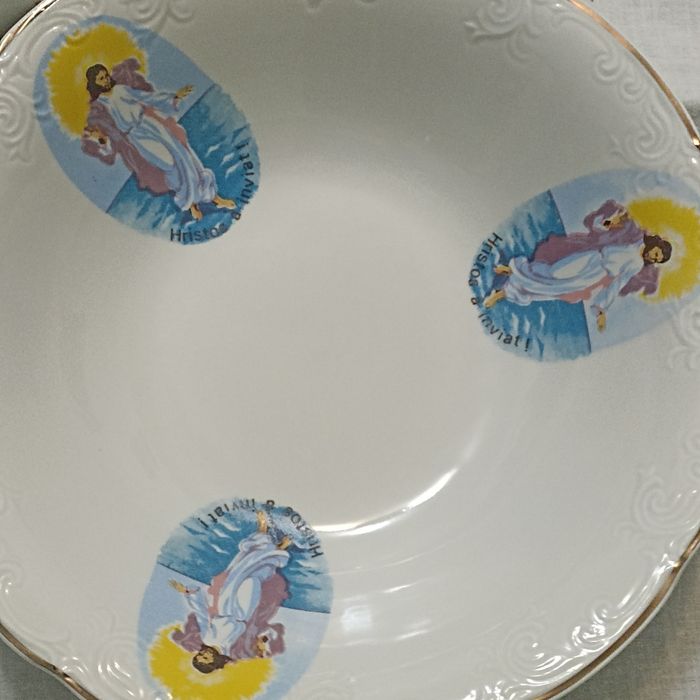 Set din ceramica cu tematică religioasă.