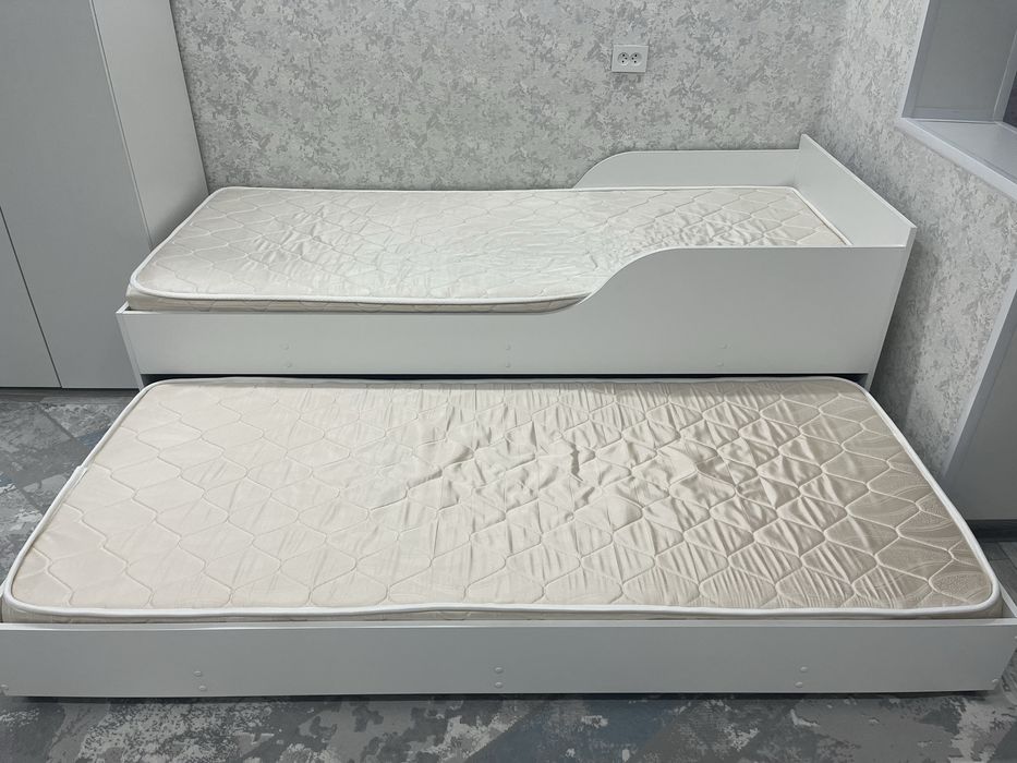 Продам детскую двухъярусную кровать.