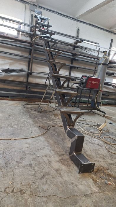 Scări metalice cu lemn masiv – design cu vang central, la comandă