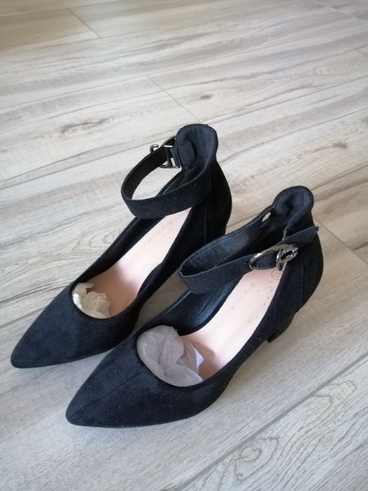 Женские замшевые туфли черного цвета на каблуке