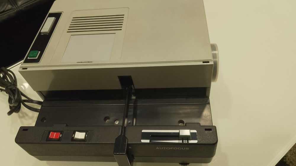 Diaproiector/Proiector diapozitive automat REVUE 3100 + CADOU