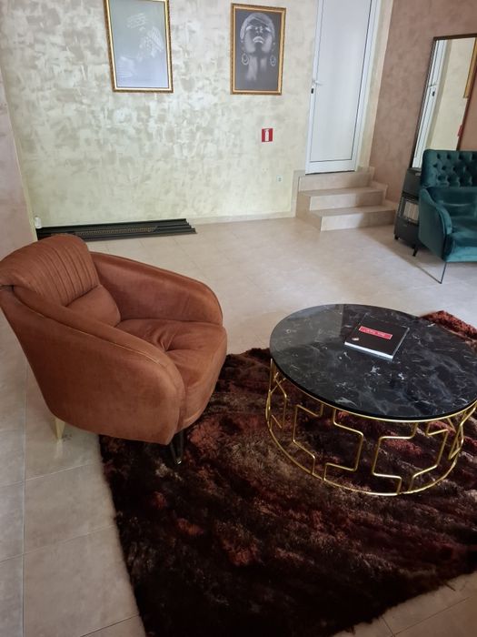 Нова масивна маса за кафе .Сава и за хол. Много красива и масивна.