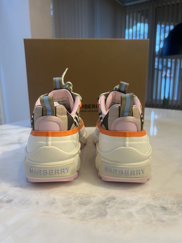Обувки Burberry. Оригинални!