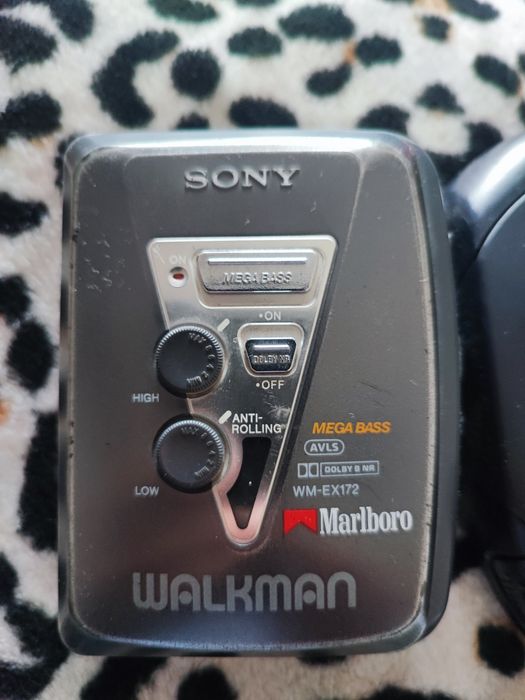 Ocazie! Vand cd player si cassette player + caști sony de colecție.