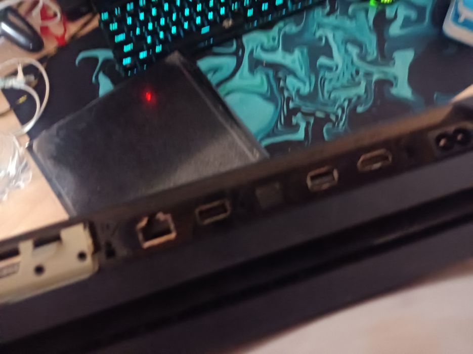 Vând PS4 pro in stare buna