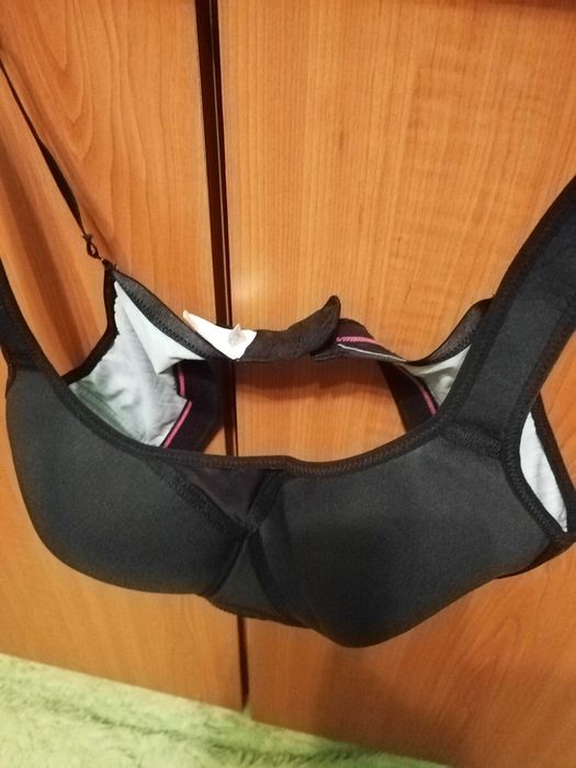 Sutien/bustieră sport cu bretele late de la Crane. Marimea: 80C. Negru
