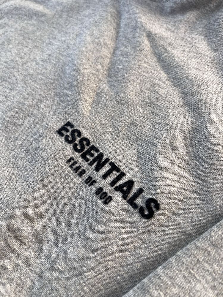 Сив екип Essentials