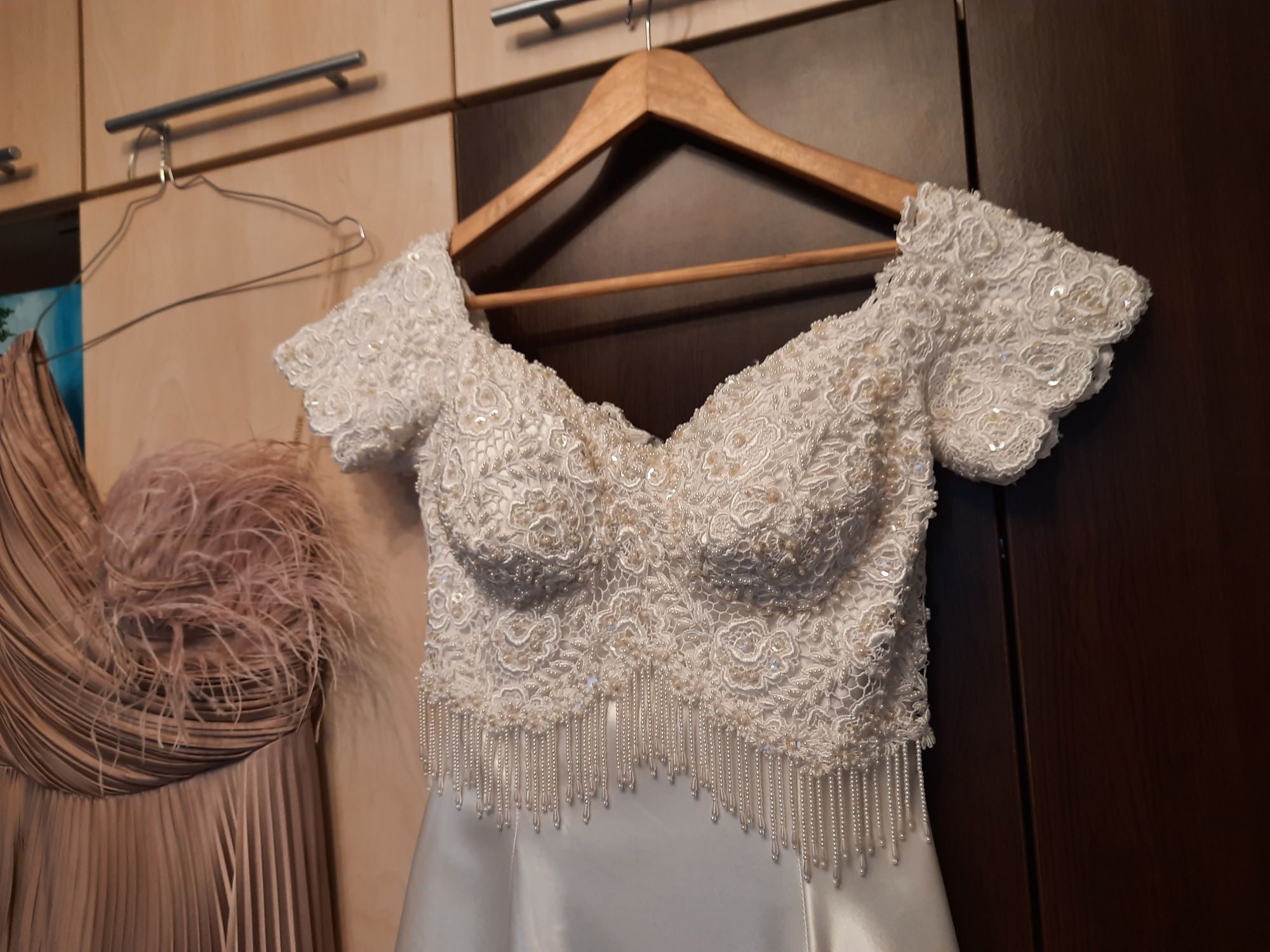 Rochie mireasă cu mâneci și broderie