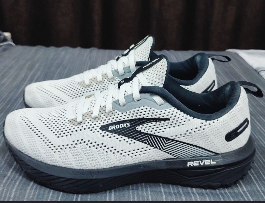 Brooks Revel 6 nr 40,5(26 cm)