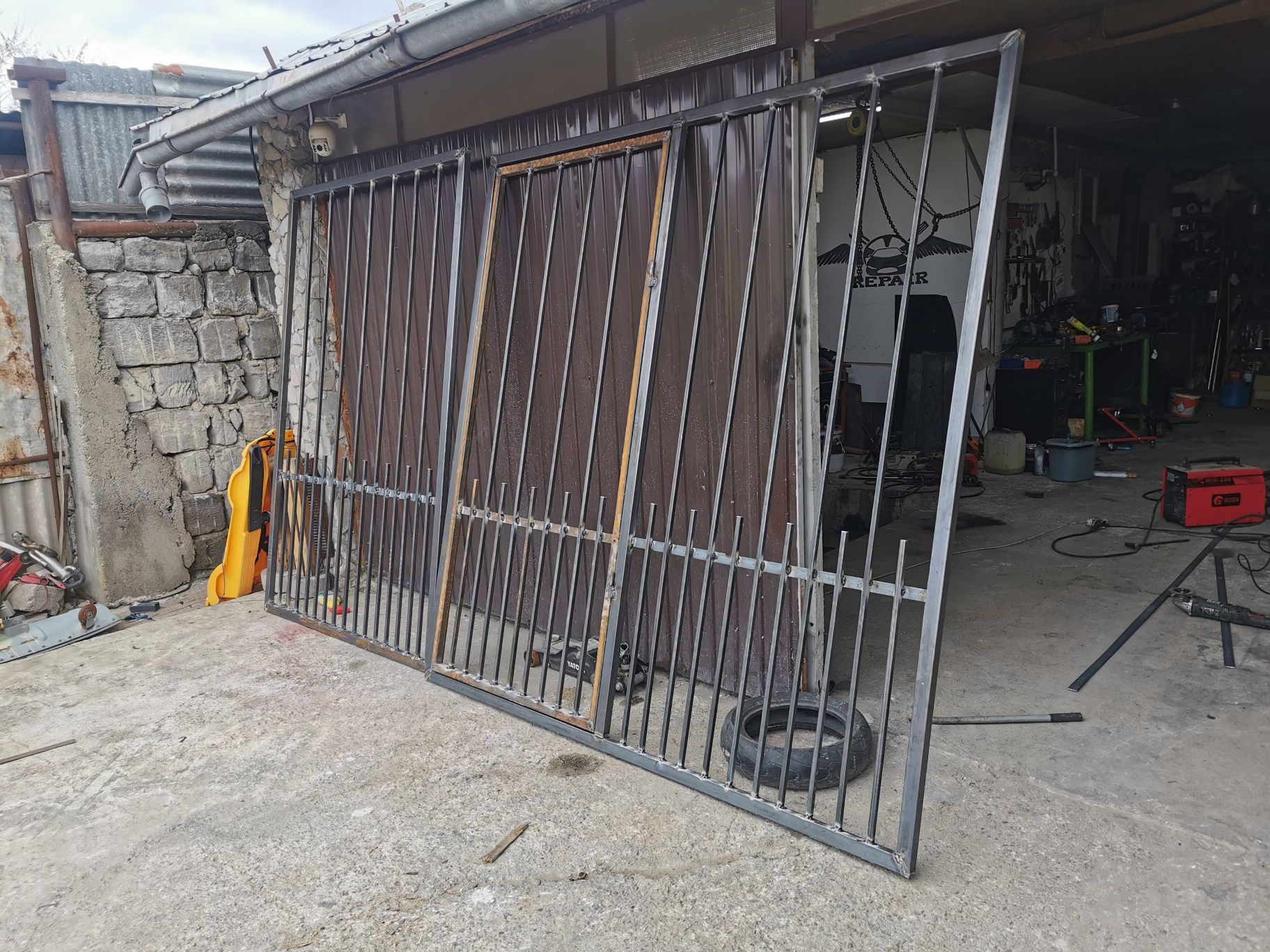 Porti metalice cu poarta mica