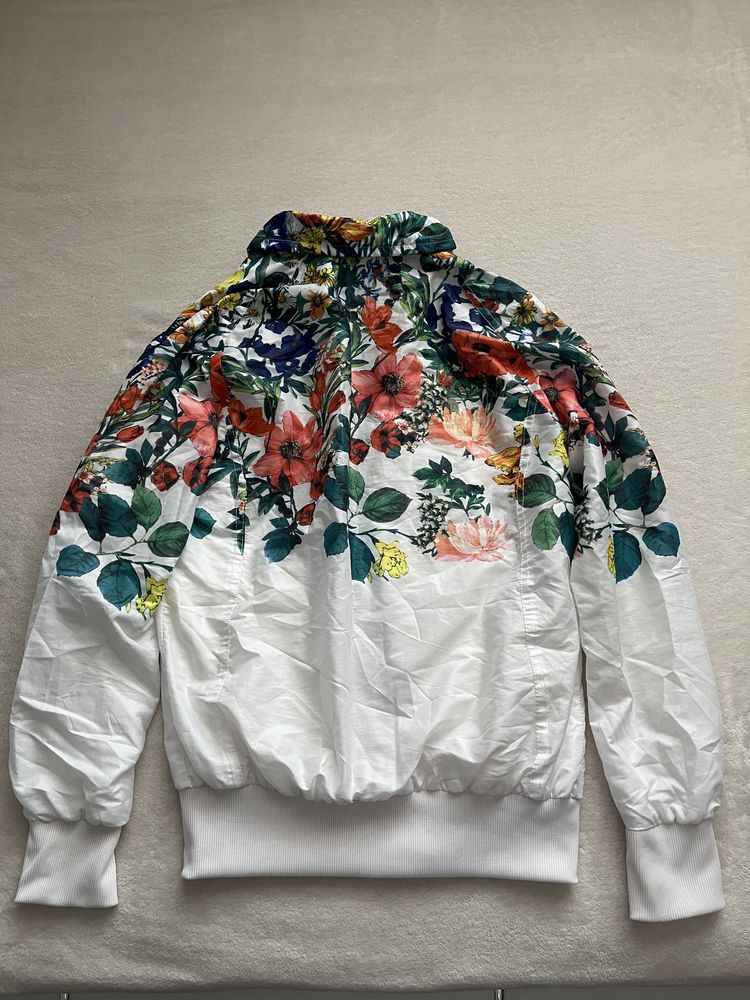 Бяло яке с цветя