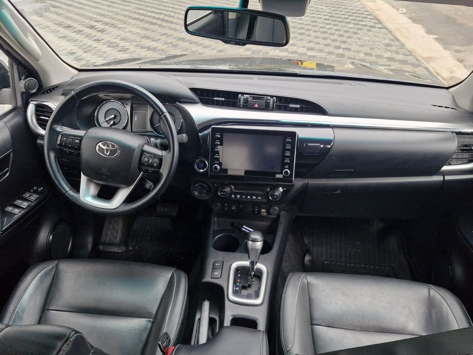 Toyota Hilux Invincible 2.8 D 204 CP automata 4x4