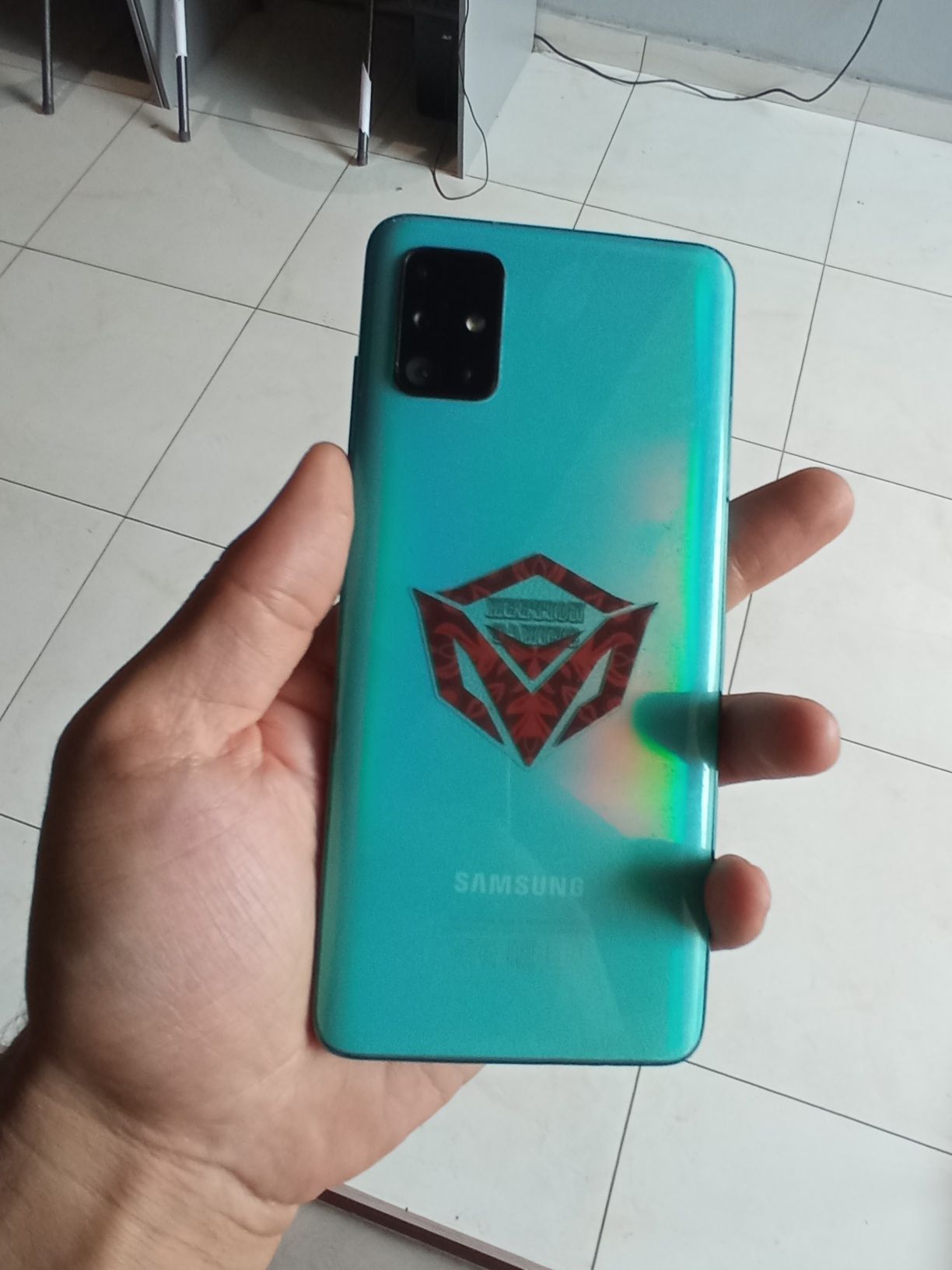 Arzonga telefon srochni sotiladi