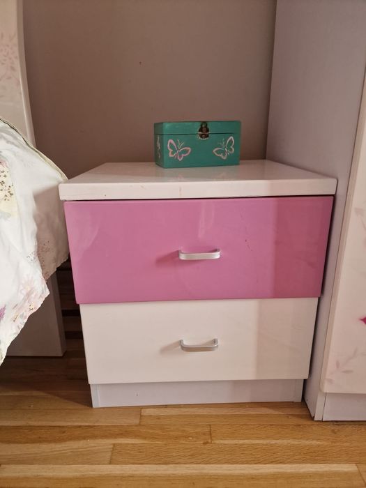 Mobilier camera fetiță