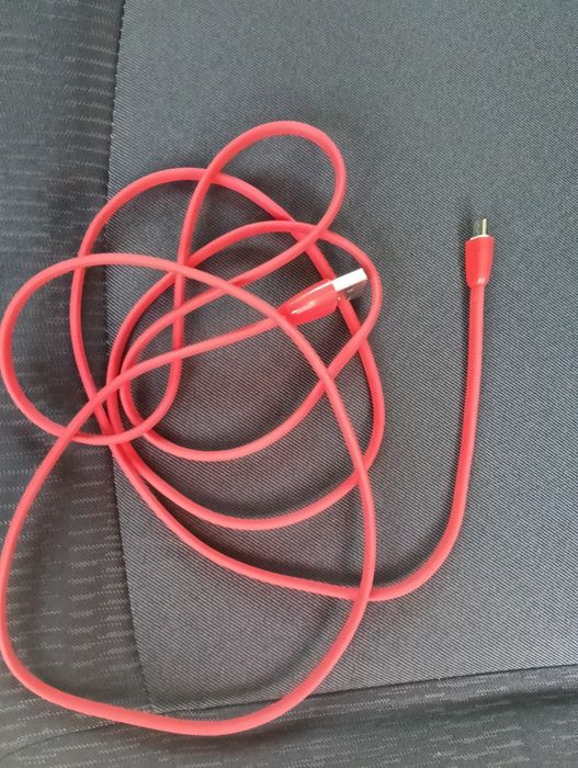 3 cabluri pentru încărcare telefon mobil . La 23 lei bucata.