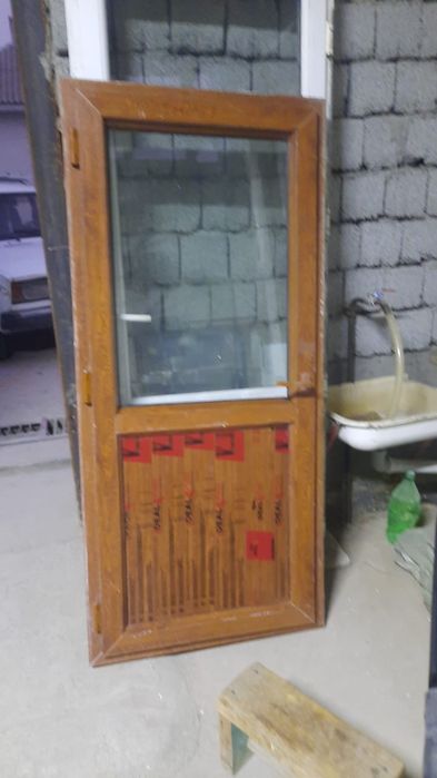Продаётся почти новая коричневая дверь