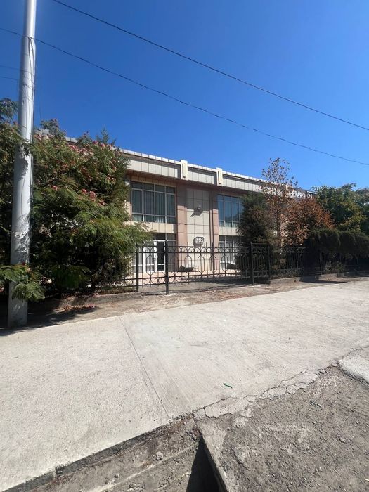 Прлдается под гостиницу Клинику Офис 2 этажа  18  соток