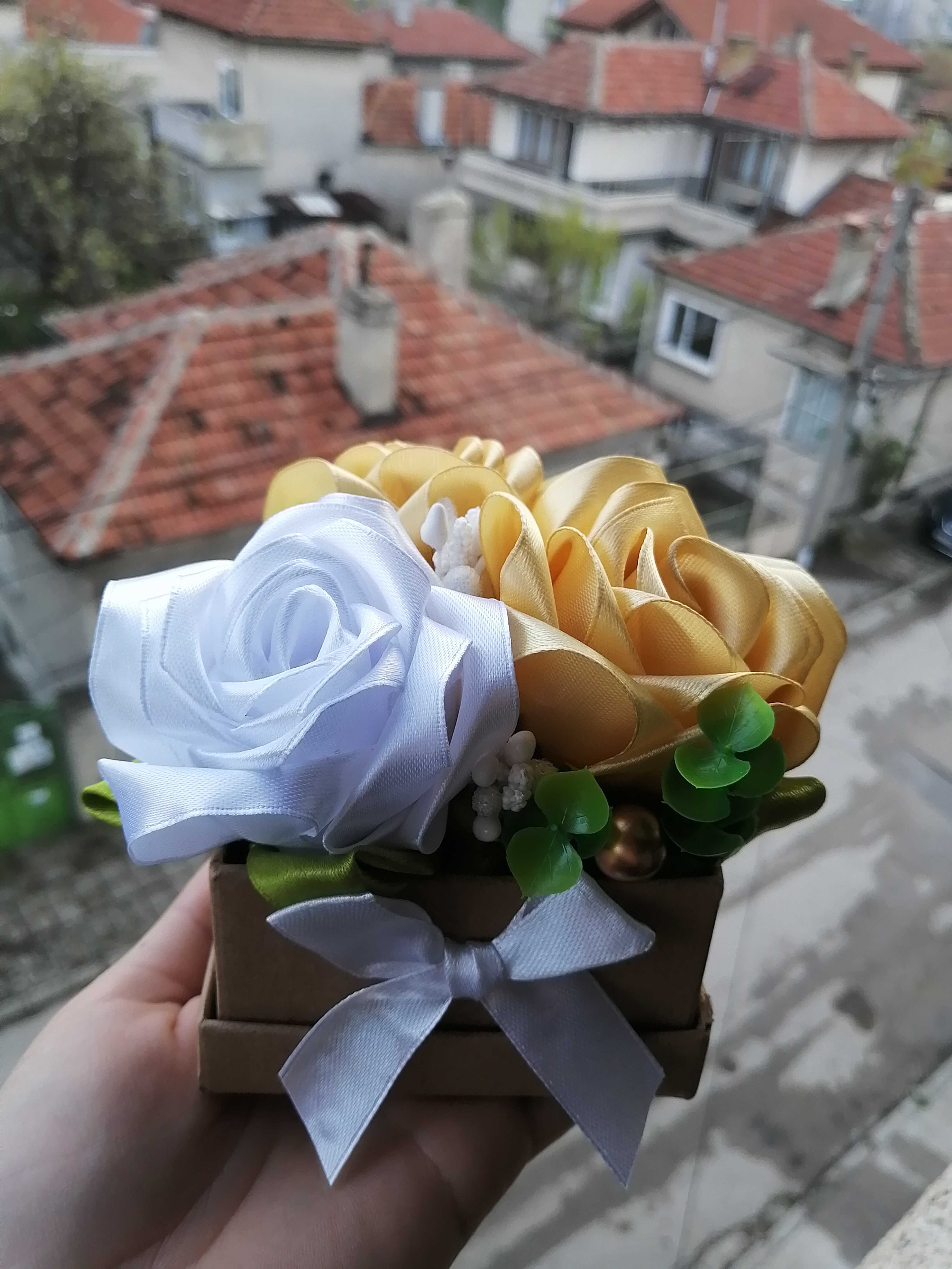 Букети от сатенени рози