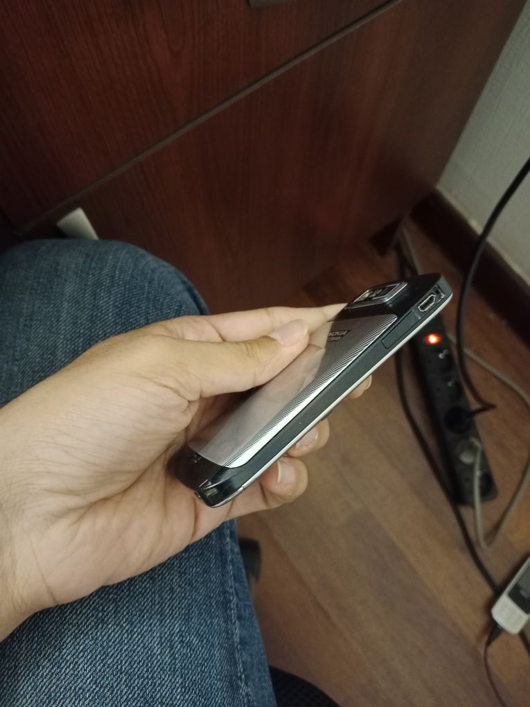 Sotiladi Nokia E72