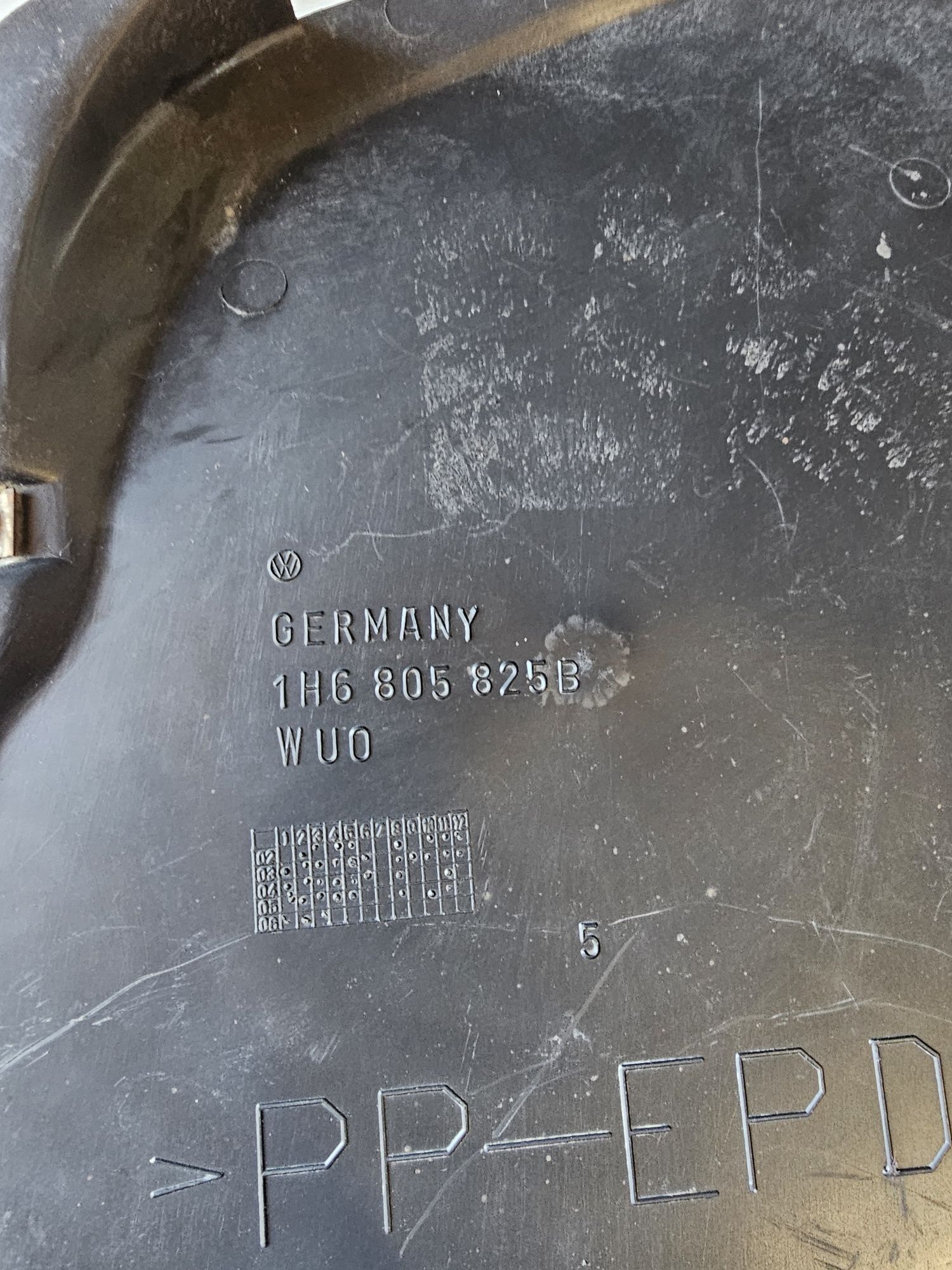 Scut stanga fata original Volkswagen Golf 3 / Vento

Stare buna

Cod O