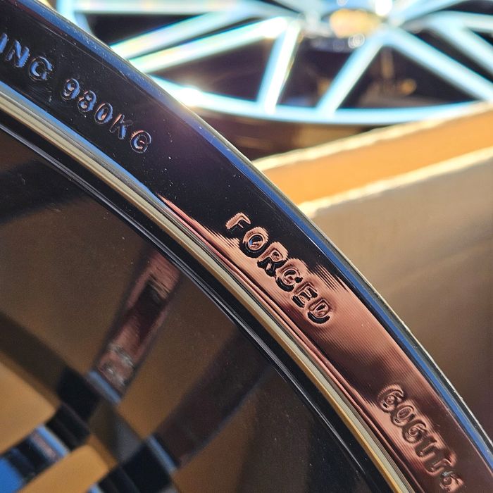 Jante noi forjate Porsche Cayenne R21 in doua latimi