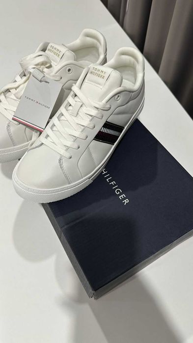 Продам кроссовки TommyHilfiger, размер 41-42, новые