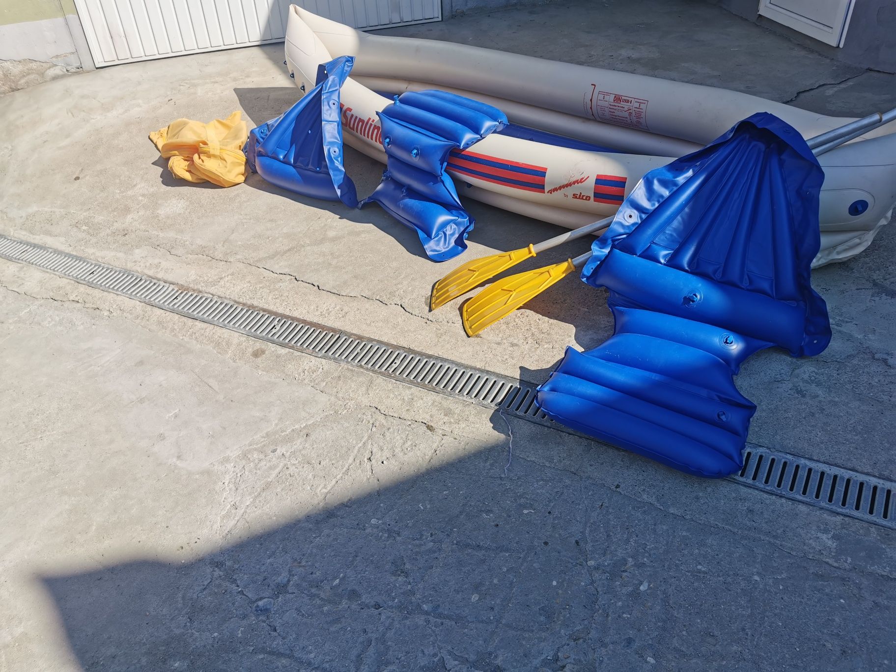 Barcă gonflabilă cu vâsle