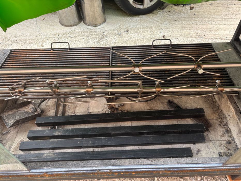 Скара а дървени въглища, чеверме с двигател.