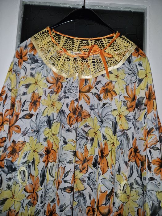 Bluză florală tip poncho cu detalii handmade