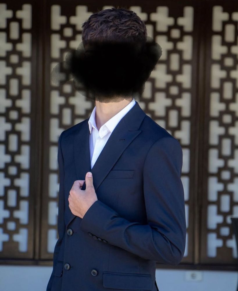 Se vand 3 costume de culori diferite