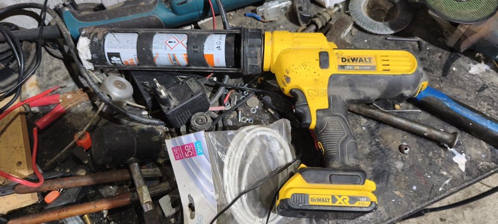 Pistol silicon dewalt dce560