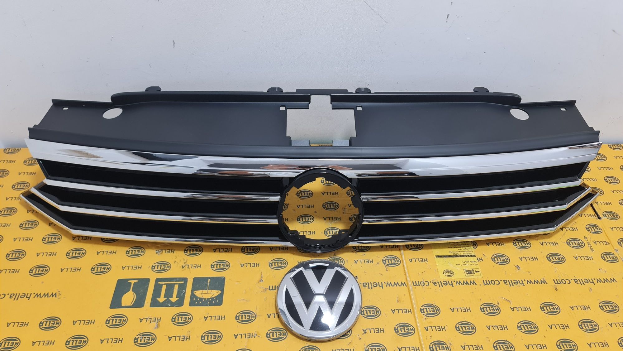 Grila masca radiator bara fata emblema radar distronic VW Passat b8
