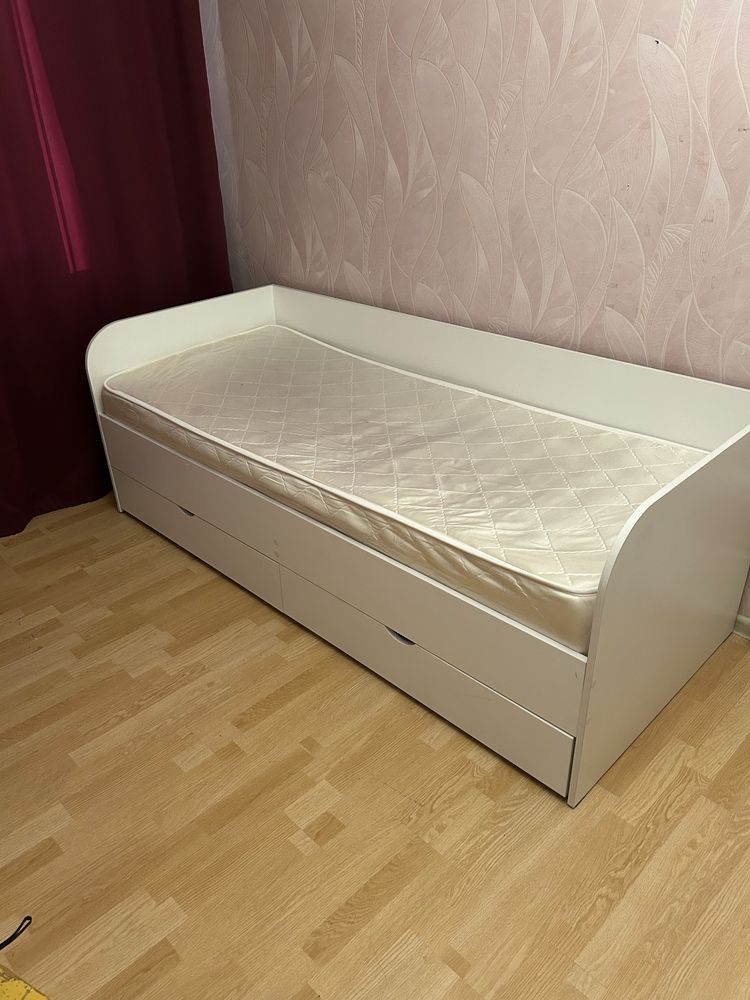 В продаже шкаф и кровать