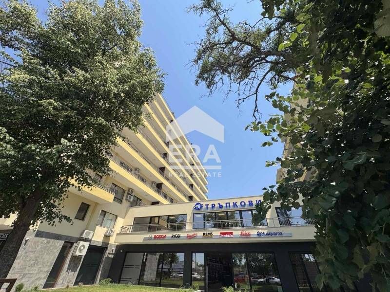 Панорамен тристаен апартамент, завършен"до ключ", в нова сграда с Акт