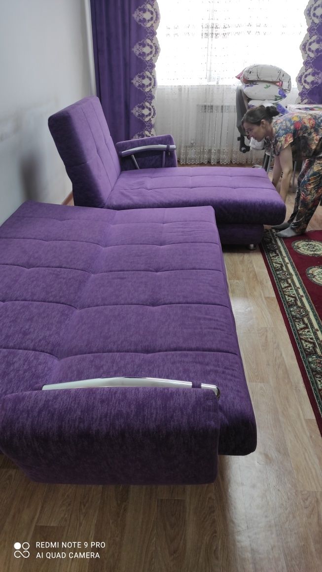 Угловой диван с подушками и подлокотниками, 240000