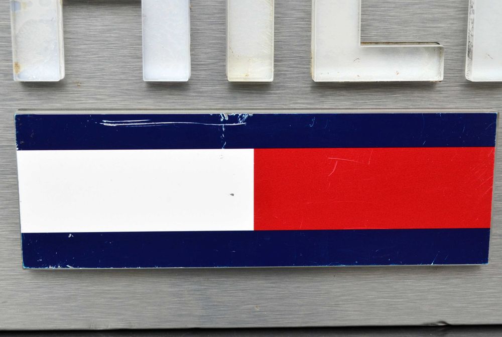 Reclama luminoasa Tommy Hilfiger DENIM