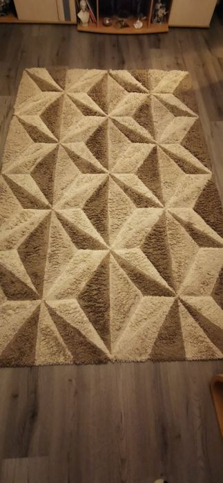 Vând covor culoare crem/maro.