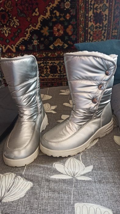 Продам дутики женские новые . Размер 41. За 10000.