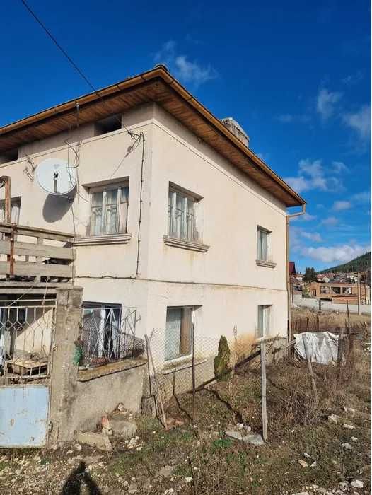 Двуетажна къща в Равногор