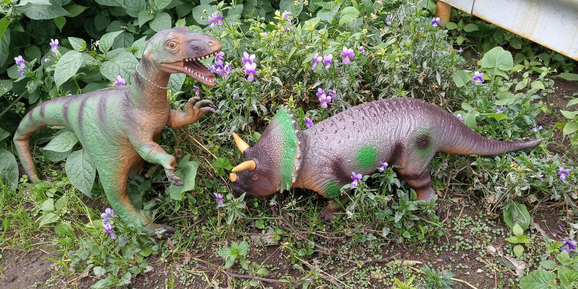 Продам игрушки Динозавры большие