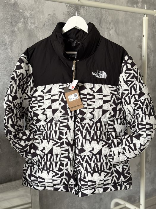 Geaca North Face off white balenciaga