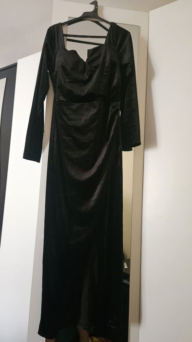 Vand rochii si pantofi